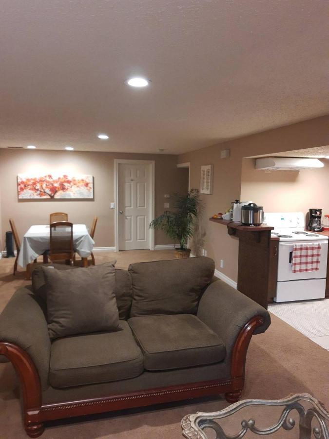 Cozy Home With Comfortable Beds And Fully Equipped Kitchen 15 Mins Drive From Airport, Downtown, Sait And U Of C And 80 Min Drive To Banff Калгари Экстерьер фото